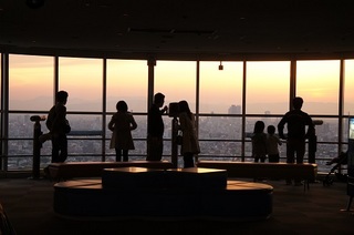 36高柳航太「夕日につつまれる街」.JPG
